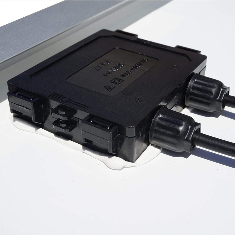 Solární set, 2x solární panel v hliníkovém rámu 1170 x 540mm (celkem 200Wp), PWM Regulátor 20A, kabel pro připojení solárních panelů, kabel pro připojení k baterii 12 nebo 24V