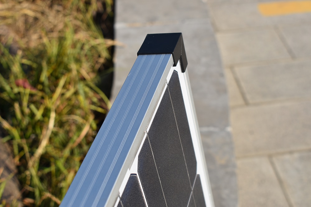 Solární set, 4x solární panel v hliníkovém rámu 1170 x 540mm  (celkem 400Wp), PWM Regulátor 30A, kabel pro připojení solárních panelů, kabel pro připojení k baterii 12 nebo 24V