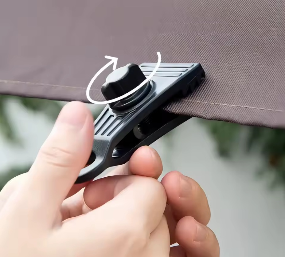 Universální držák pro celtu nebo igelitovou plachtu včetně karabinky 1 kus