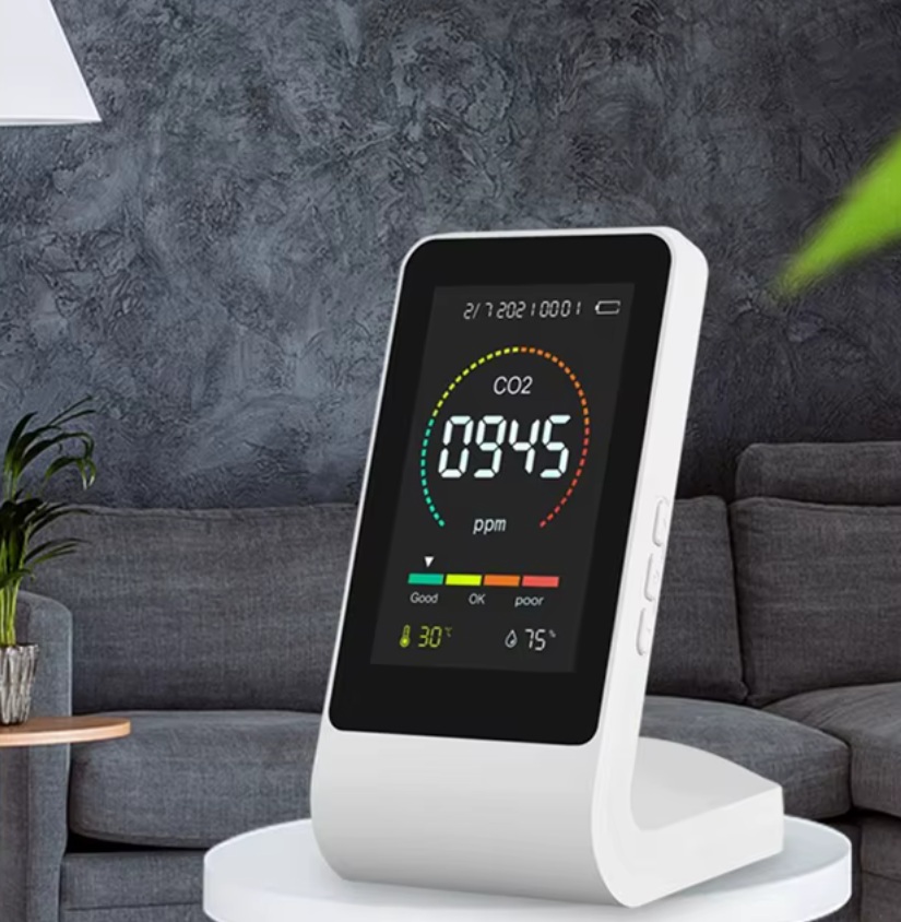 Detektor CO2, napájení USB-C nebo 3xAA baterie rozsah měření 400-5000 PPM 