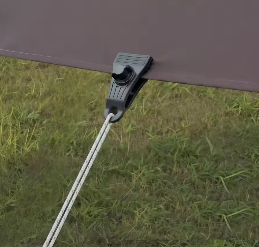 Universální držák pro celtu nebo igelitovou plachtu včetně karabinky 1 kus