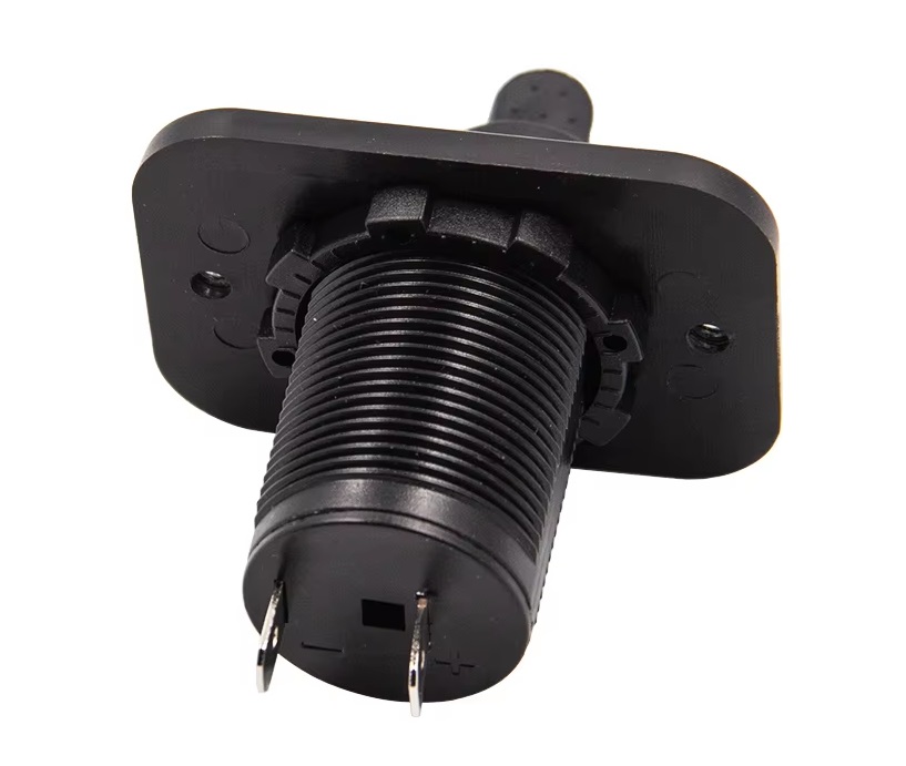 Cigaretová zásuvka 12V a 24V do auta s gumovým krytem a rámečkem