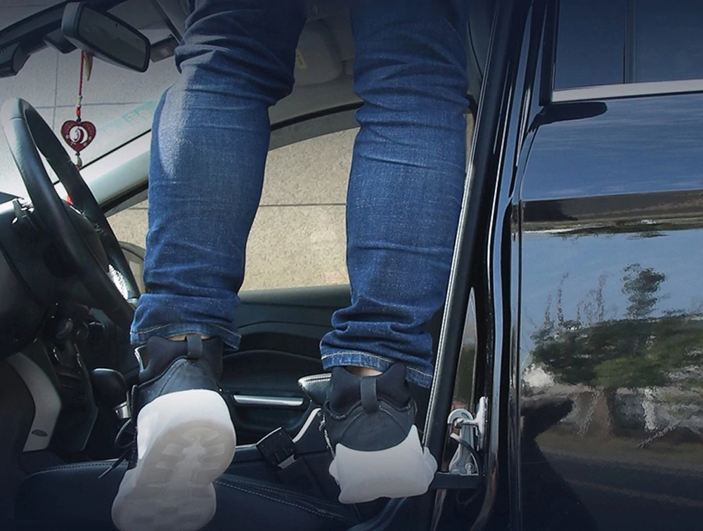 Nášlapný schůdek do zámku dveří auta černý